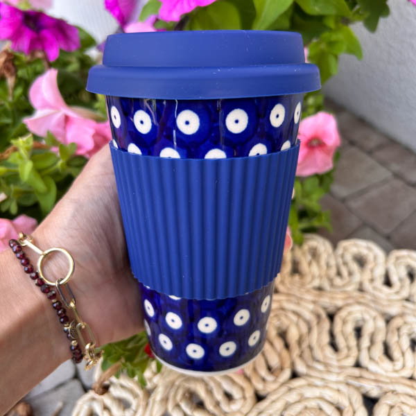 kubek podróżny, ceramika bolesławiec, kubek do auta w kropki
